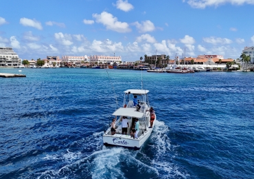 Fishing charter Aruba returning to Renaissance Marina after catching tuna
